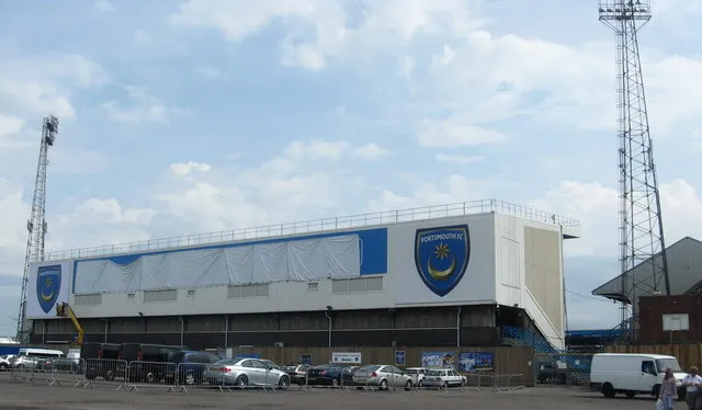 Toàn cảnh bên trong sân vận động Fratton Park, thể hiện quy mô và không khí của sân nhà Pompey.