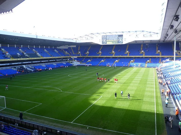 Toàn cảnh bên trong sân White Hart Lane, nơi diễn ra những trận đấu kịch tính của Tottenham