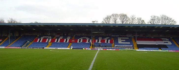 Toàn cảnh các khán đài và sân Gigg Lane huyền thoại