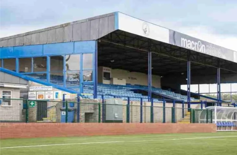 Toàn cảnh khán đài chính (Main Stand) của sân The Silverlands, với ghế ngồi và tầm nhìn tốt nhất.