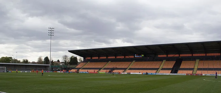 Toàn cảnh khán đài tại sân The Hive, nơi cổ động viên Barnet FC tạo nên không khí sôi động