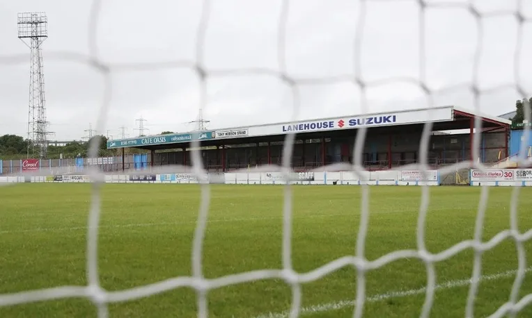 Toàn cảnh khán đài Tony Hobson Stand, vinh danh huyền thoại của Weymouth FC tại sân Bob Lucas Stadium