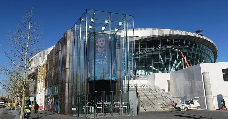 Toàn cảnh kiến trúc hiện đại của Tottenham Hotspur Stadium nhìn từ bên ngoài