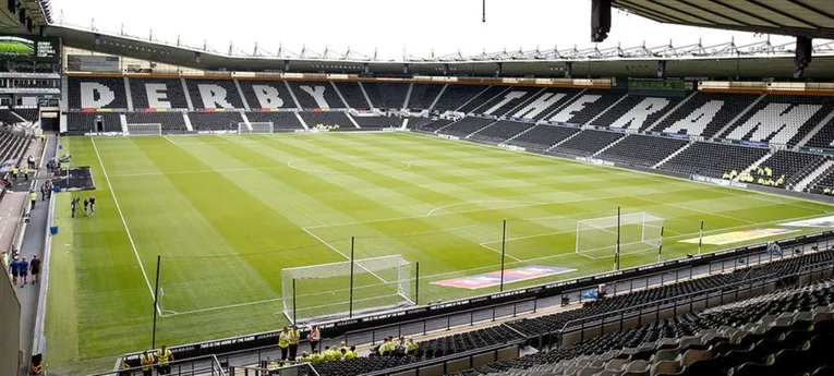 Toàn cảnh mặt sân Pride Park với những hàng ghế khán đài hiện đại