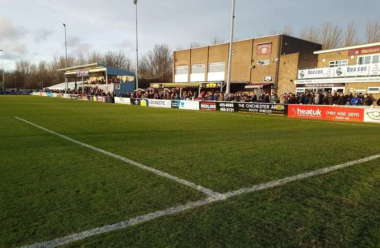 Toàn cảnh một khán đài đặc trưng của sân Mariners Park, South Shields FC
