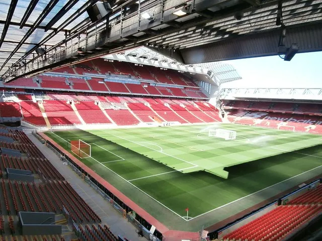 Toàn cảnh sân Anfield nhìn từ phòng điều khiển, góc nhìn chiến lược của ban tổ chức