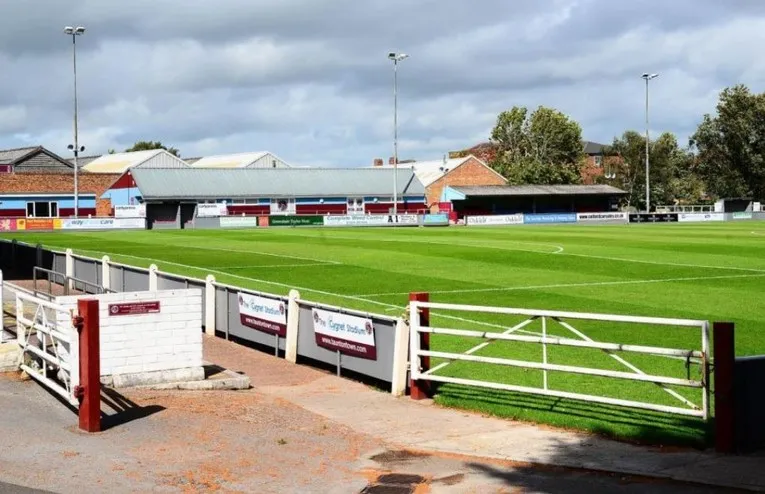 Toàn cảnh sân bóng đá Wordsworth Drive nhìn từ khán đài chính, sân nhà của Taunton Town