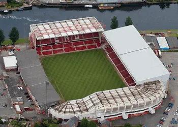Toàn cảnh sân City Ground nhìn từ trên cao, cho thấy sông Trent chảy gần đó.