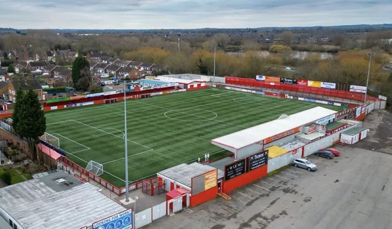 Toàn cảnh sân The Lamb Ground của Tamworth FC từ trên cao, nhìn rõ mặt sân 3G