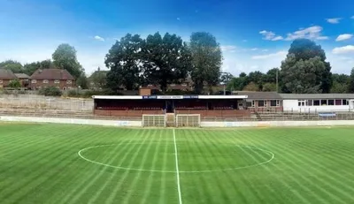Toàn cảnh sân The Meadow, sân nhà của Chesham United, một biểu tượng của bóng đá Anh cấp thấp