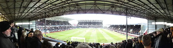 Toàn cảnh sân Turf Moor nhìn từ khán đài, thể hiện kiến trúc sân bóng Anh truyền thống