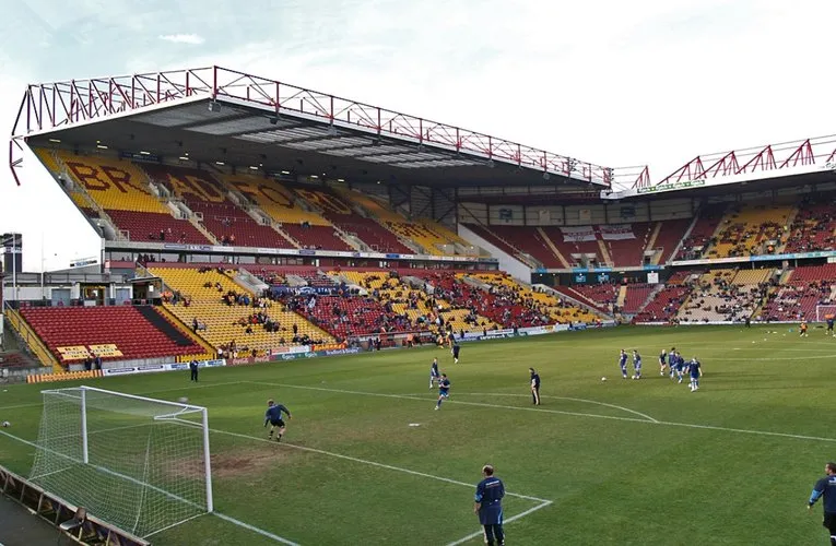 Toàn cảnh sân Valley Parade trong ngày có trận đấu, với khán đài đông kín cổ động viên Bradford City