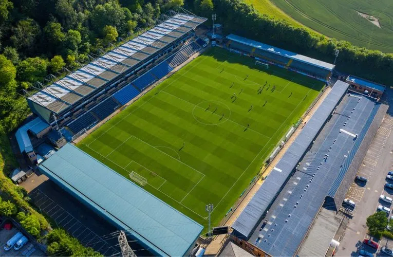 Toàn cảnh sân vận động Adams Park nhìn từ trên cao, tổ ấm của Wycombe Wanderers
