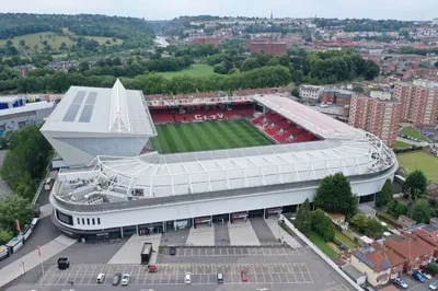 Toàn cảnh sân vận động Ashton Gate nhìn từ trên cao, sân nhà của Bristol City.