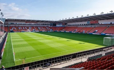 Toàn cảnh sân vận động Bloomfield Road, sân nhà lịch sử của Blackpool FC nhìn từ trên cao.