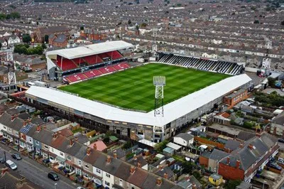 Toàn cảnh sân vận động Blundell Park nhìn từ trên cao, biểu tượng của Grimsby Town