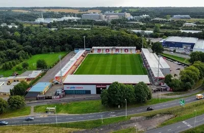 Toàn cảnh sân vận động Broadhall Way của Stevenage FC nhìn từ trên cao, cho thấy tổng thể sức chứa và các khán đài.