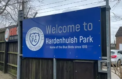 Toàn cảnh sân vận động Hardenhuish Park, sân nhà của Chippenham Town FC, nổi tiếng với độ dốc của mặt sân.
