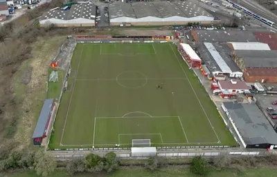 Toàn cảnh sân vận động Spencer Stadium của Banbury United từ trên cao, biểu tượng của bóng đá Anh cấp thấp