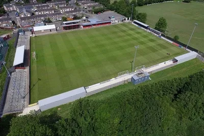 Toàn cảnh sân vận động St James Park của Brackley Town FC với khán đài và sân cỏ xanh mướt, biểu tượng của bóng đá Anh non-league.
