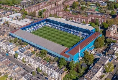 Tổng quan sân Loftus Road từ trên cao, sân nhà của Queens Park Rangers ở London