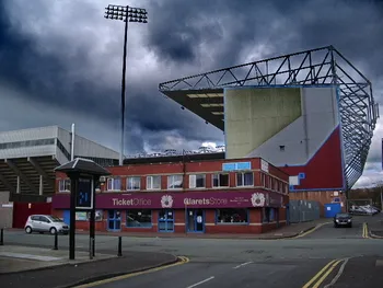 Tổng quan sân Turf Moor nhìn từ trên cao, biểu tượng lịch sử của Burnley FC