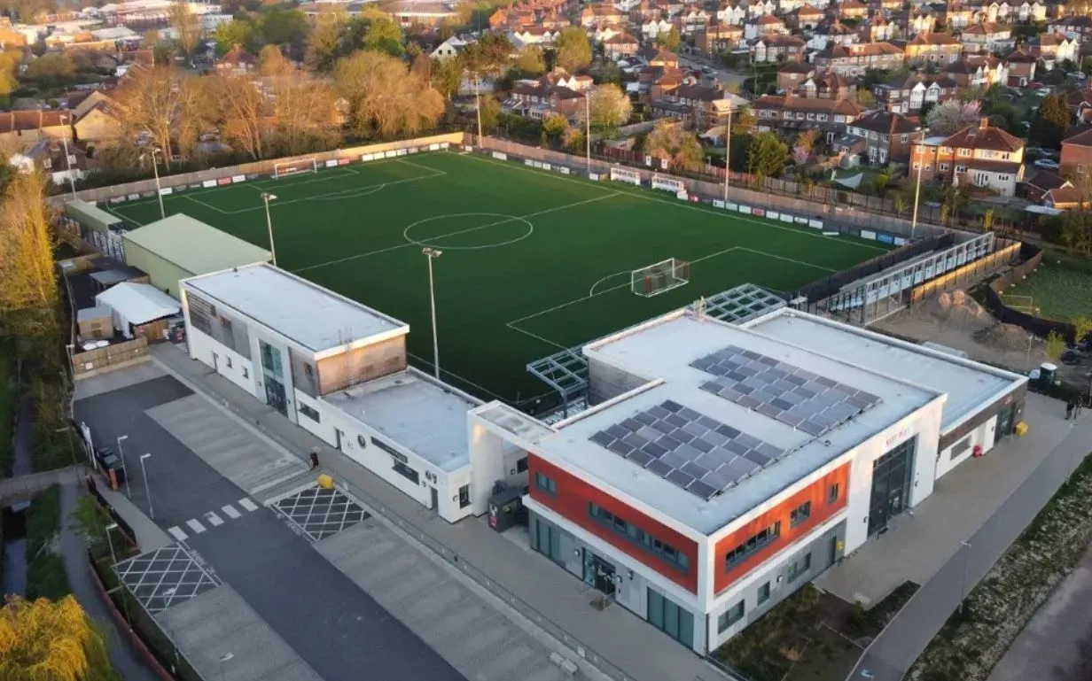 Tổng quan sân vận động Meadowbank từ trên cao, sân nhà của Dorking Wanderers