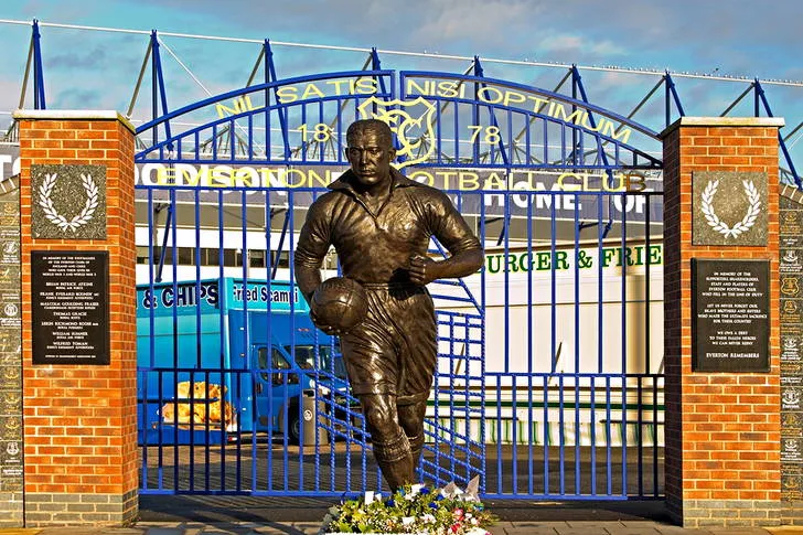 Tượng đài Dixie Dean bên ngoài sân Goodison Park