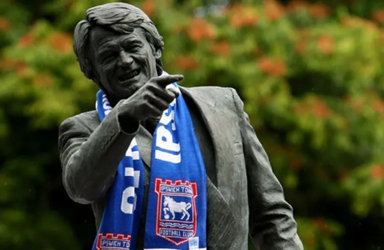 Tượng đài Sir Bobby Robson, huyền thoại của Ipswich Town, bên ngoài sân Portman Road