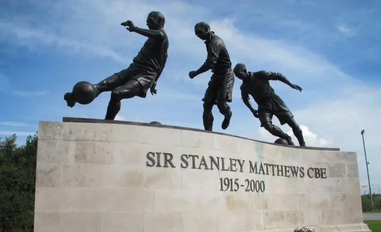 Tượng đài Sir Stanley Matthews bên ngoài sân Bet365
